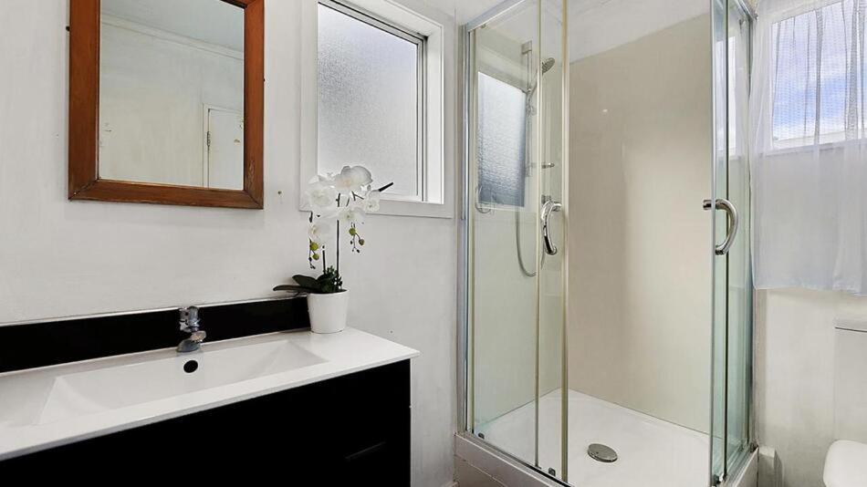 Ultimate Convenience, Walk-to-town Townhouse *