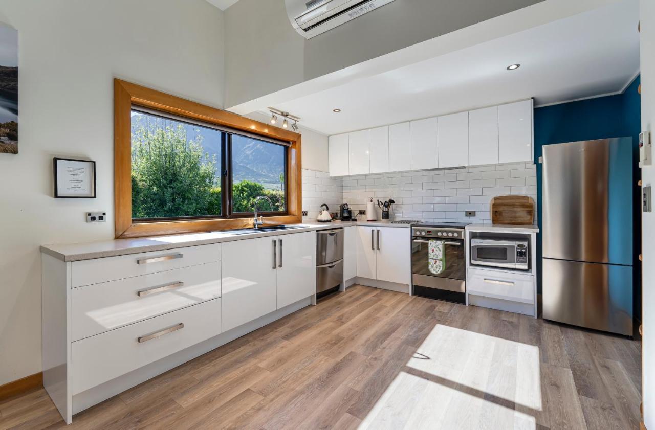 Riverside Three Bedroom - Remarkable Views Holiday home *