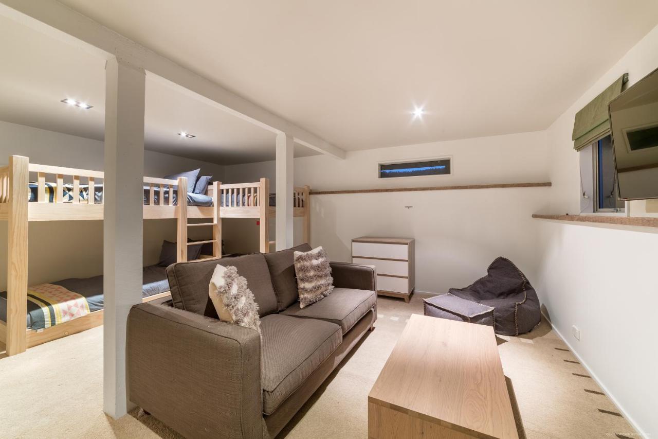 Whakata On Whitbourn - Luxury Retreat With Holiday home *