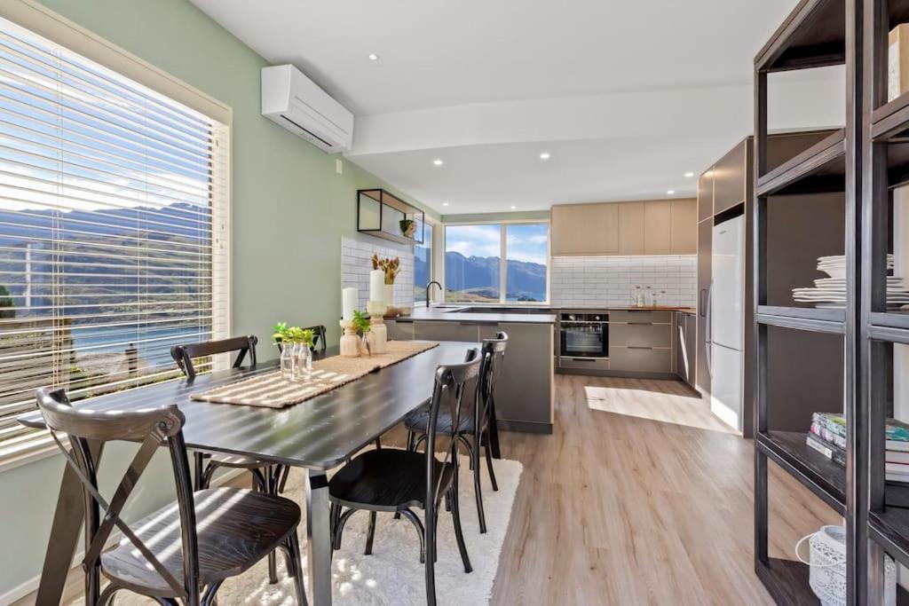 Unbeatable Panoramic & Mountain & Garden Views Holiday home Queenstown