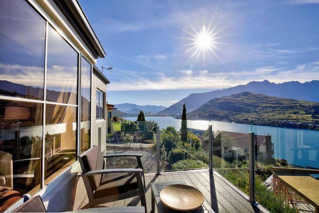 Unbeatable Panoramic & Mountain & Garden Views Holiday home Queenstown