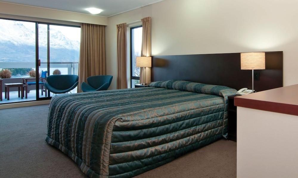 Hotel Copthorne & Lakeview 4*