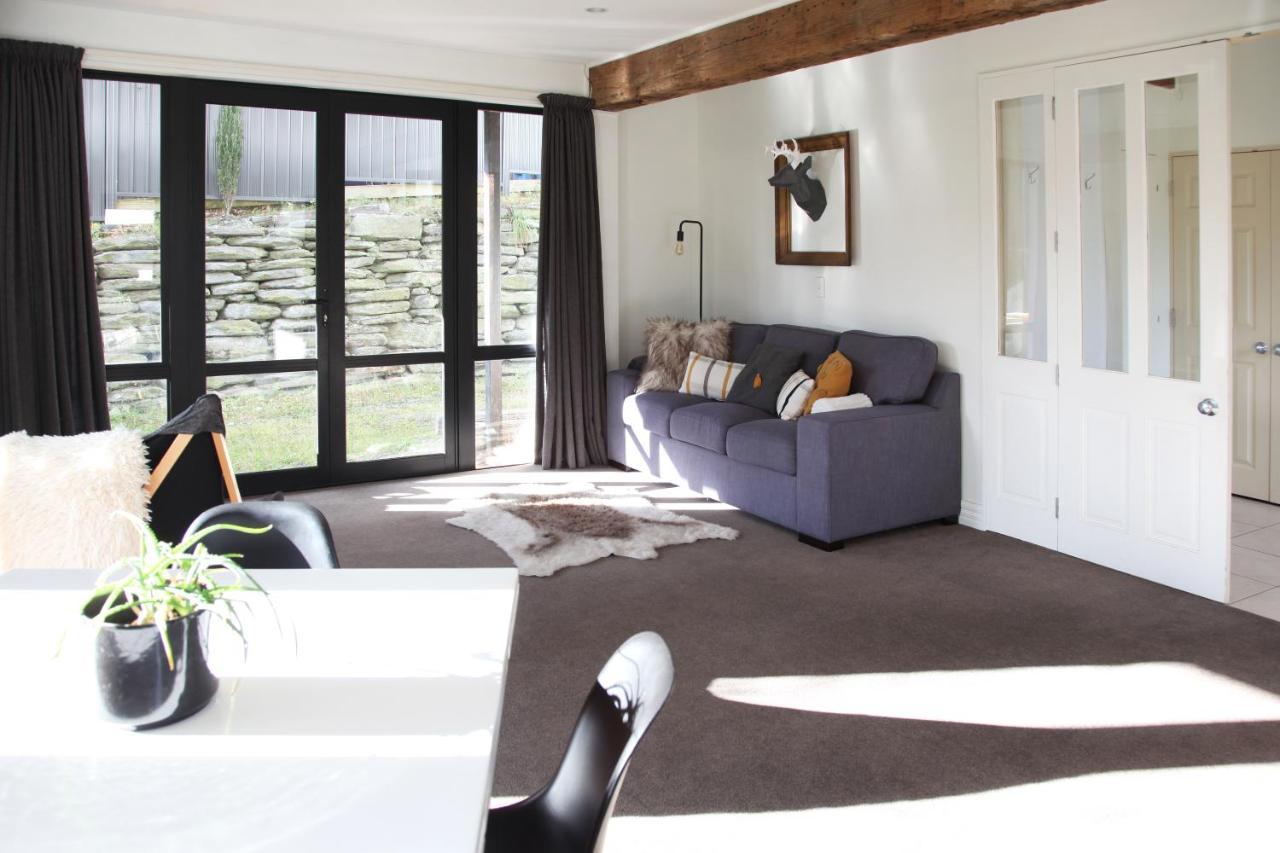 Sunny Lakeside Haven Holiday home