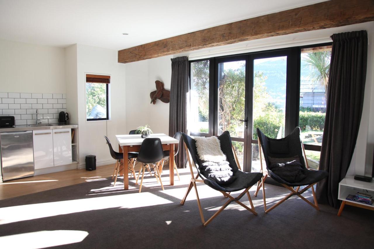 Sunny Lakeside Haven Holiday home *