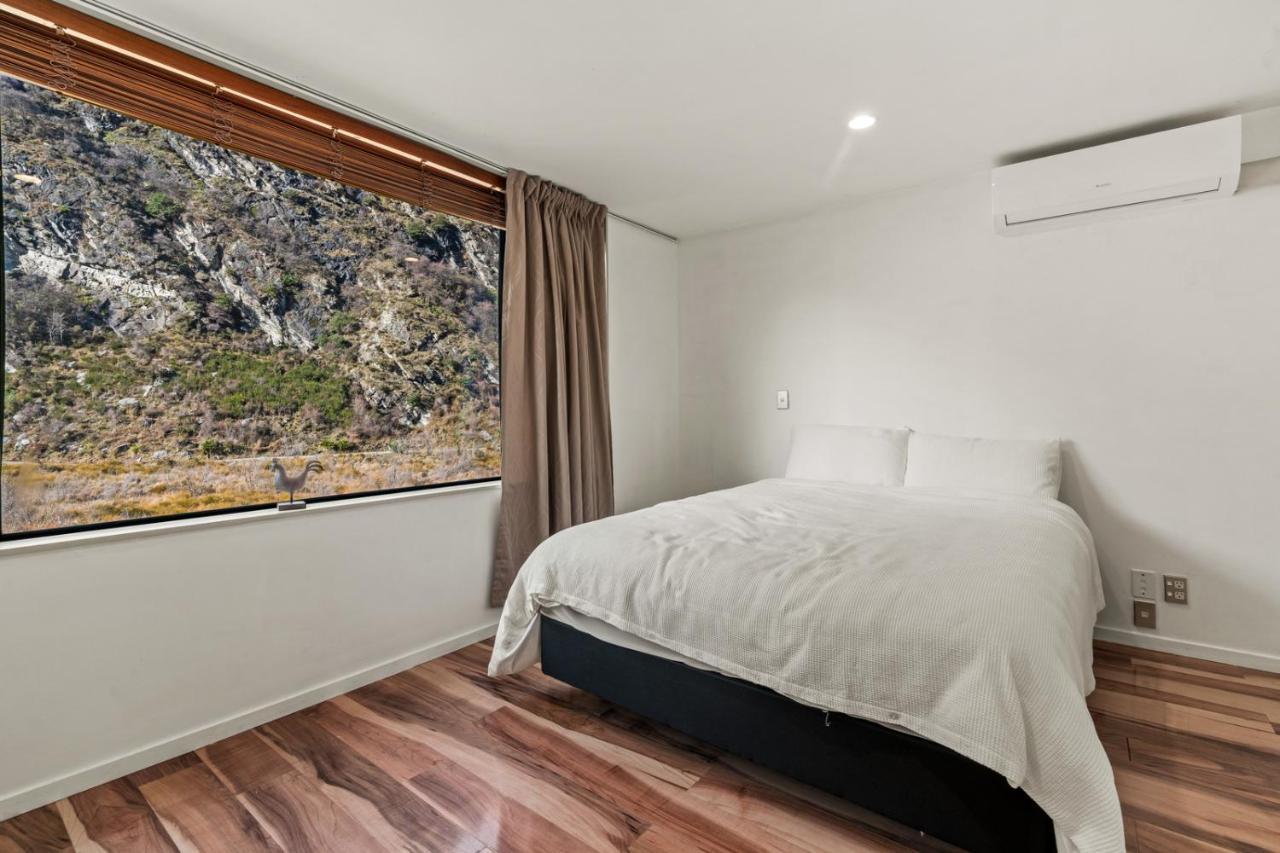 Snowy Peaks - * Queenstown