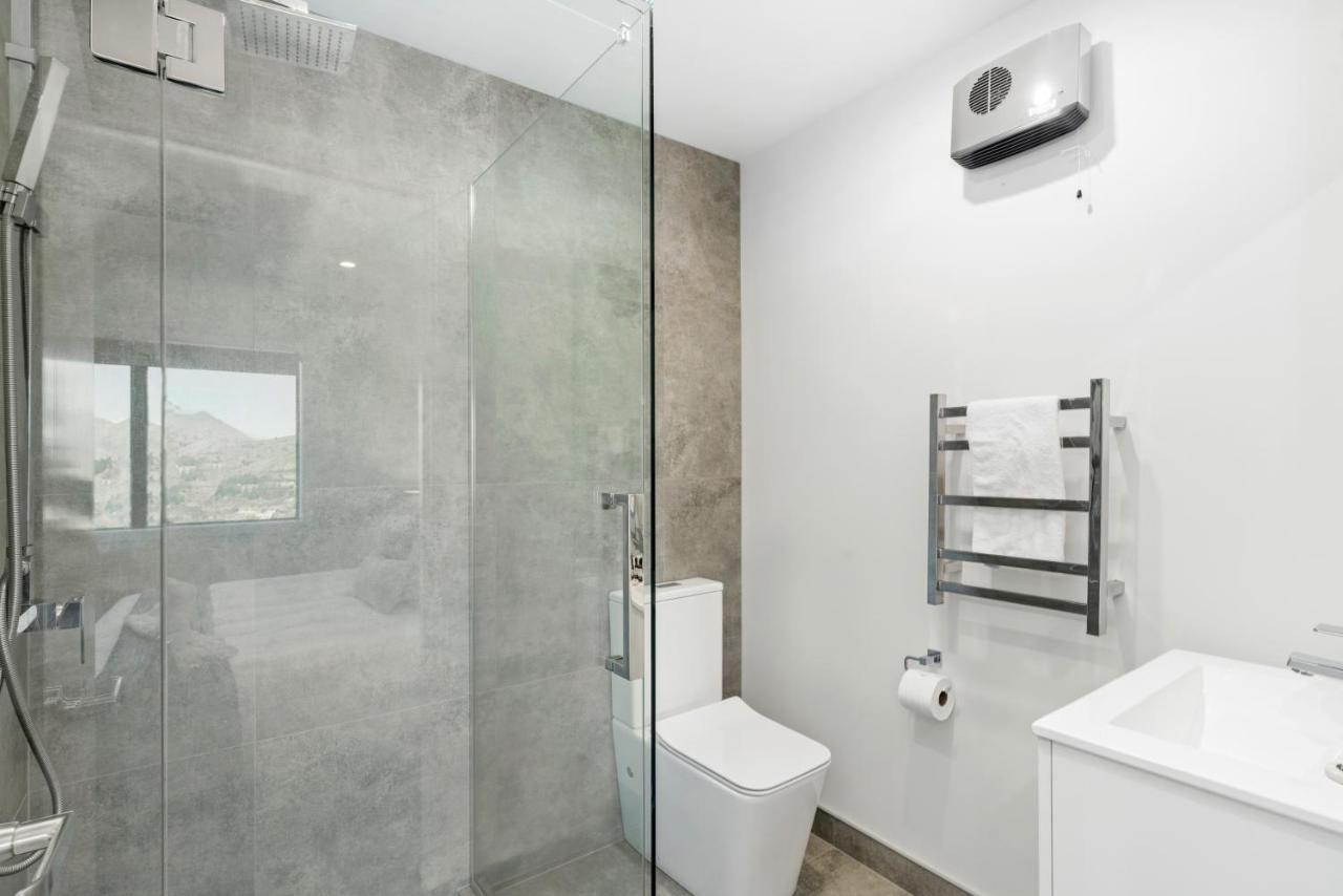 A Luckie Charm - 5-bedroom Townhouse With Spectacular View Holiday home Queenstown