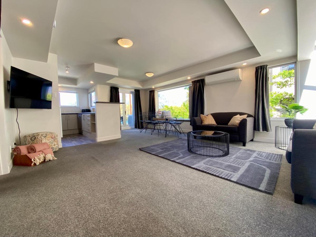 Lakefront Gem, Absolute Waterfront Apartment