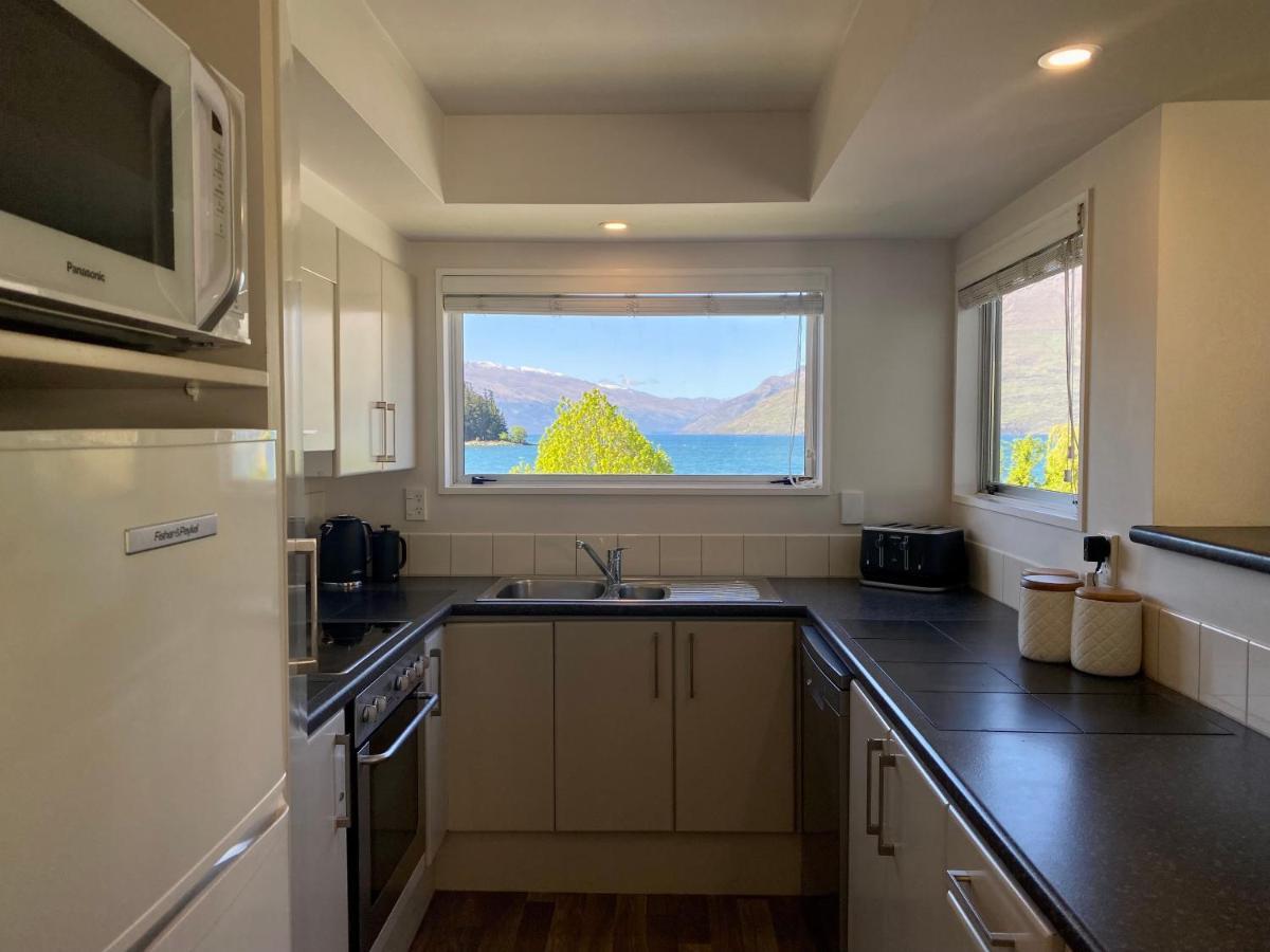 Lakefront Gem, Absolute Waterfront Apartment *
