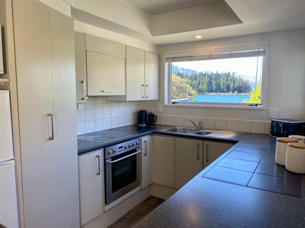 Lakefront Gem, Absolute Waterfront Apartment