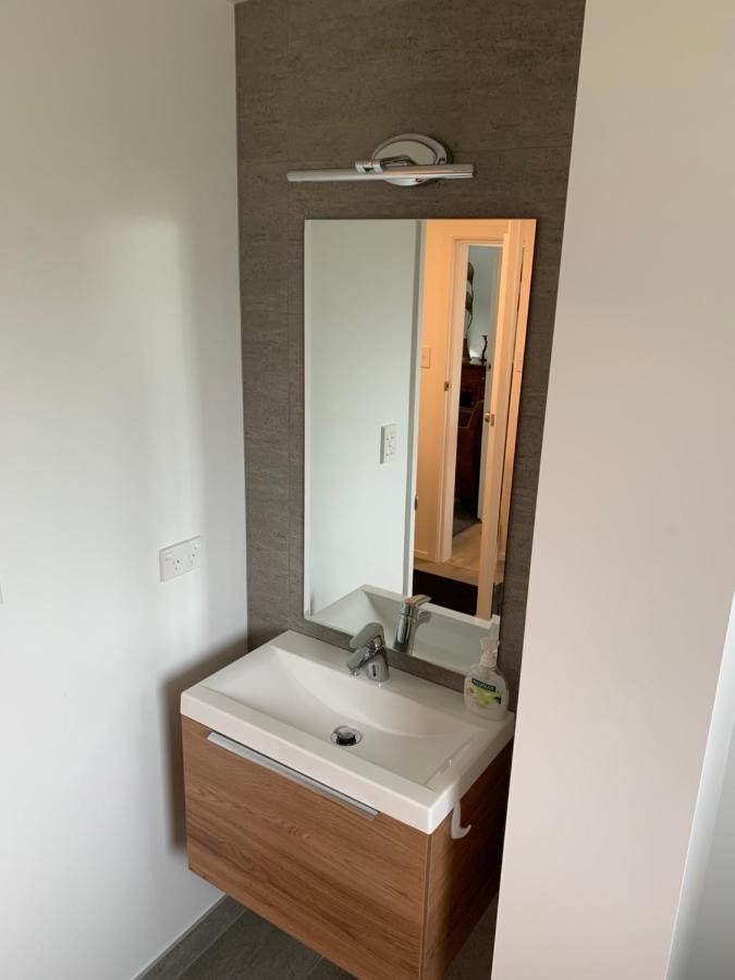 Comfortable 2 Bedroom Unit- Very Close To Town! Apartment