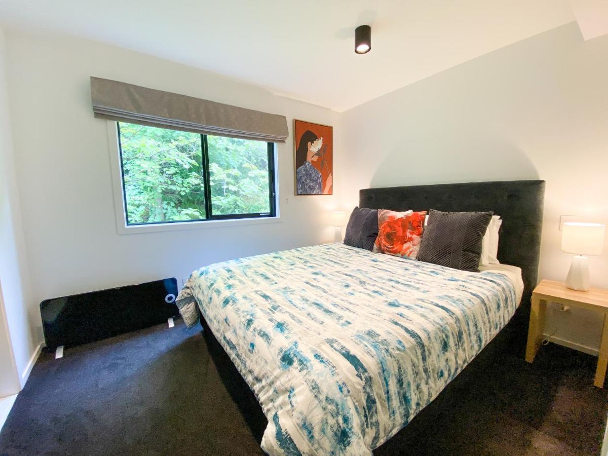 Modern 2-bedroom 7-mins Walk To Apartment *