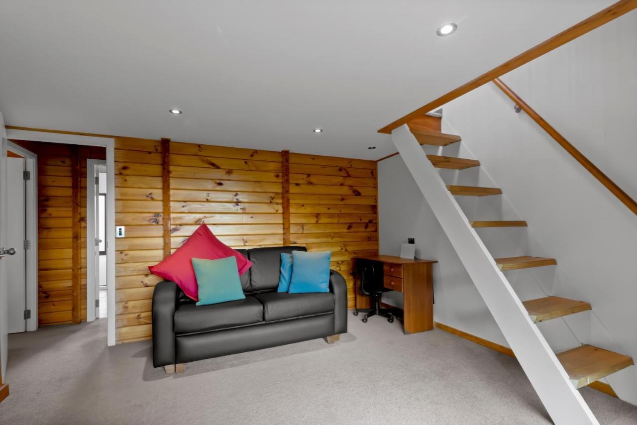 Kereru Cottage, Cosy Log Cabin, Serene & Mountain Views Queenstown