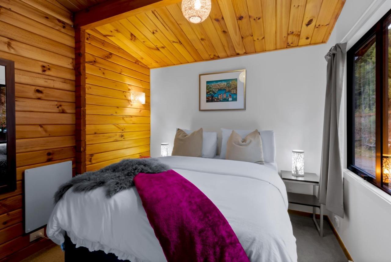 Kereru Cottage, Cosy Log Cabin, Serene & Mountain Views