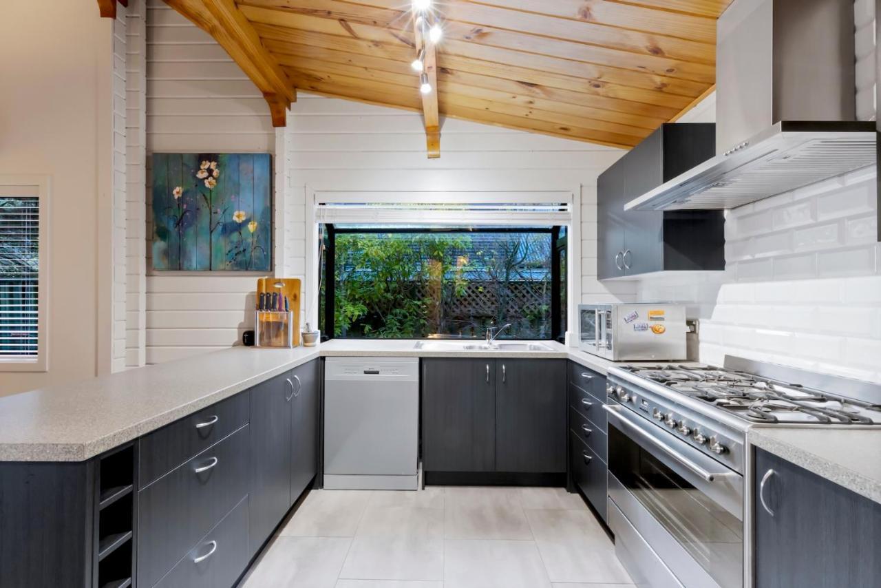 Kereru Cottage, Cosy Log Cabin, Serene & Mountain Views