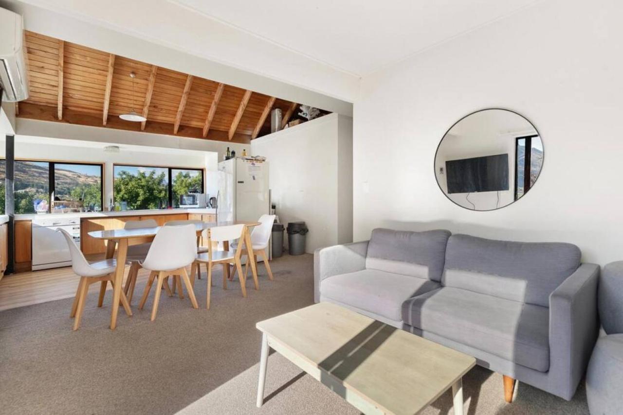 Small, Value- Private In A 7 Bedroom Shared House - The Lucas's Room2 Holiday home *
