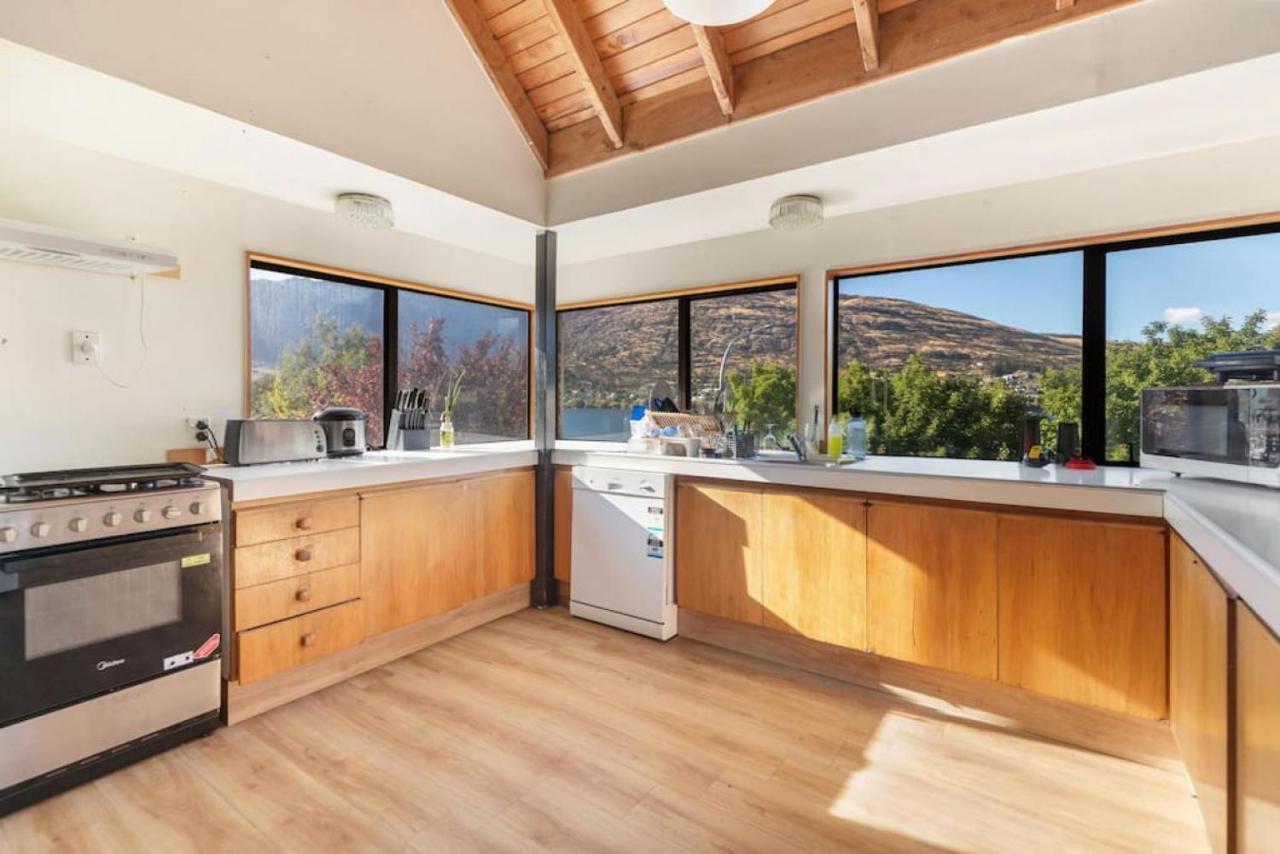 Small, Value- Private In A 7 Bedroom Shared House - The Lucas's Room2 Holiday home *