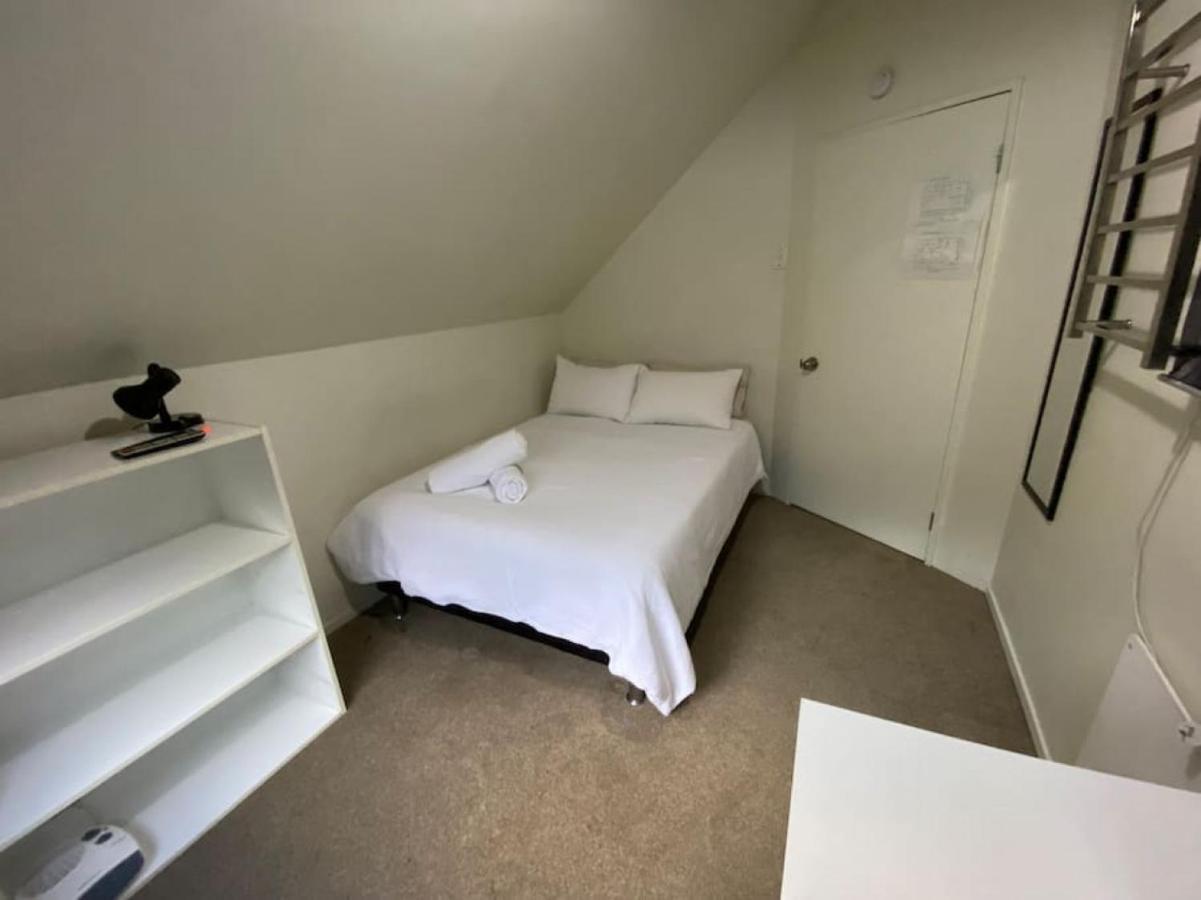 Small, Value- Private In A 7 Bedroom Shared House - The Lucas's Room2 *