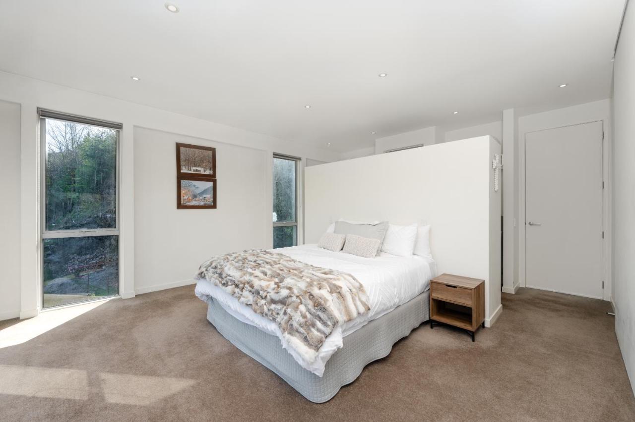 Spectacular Lake & Mountain View Holiday home Queenstown