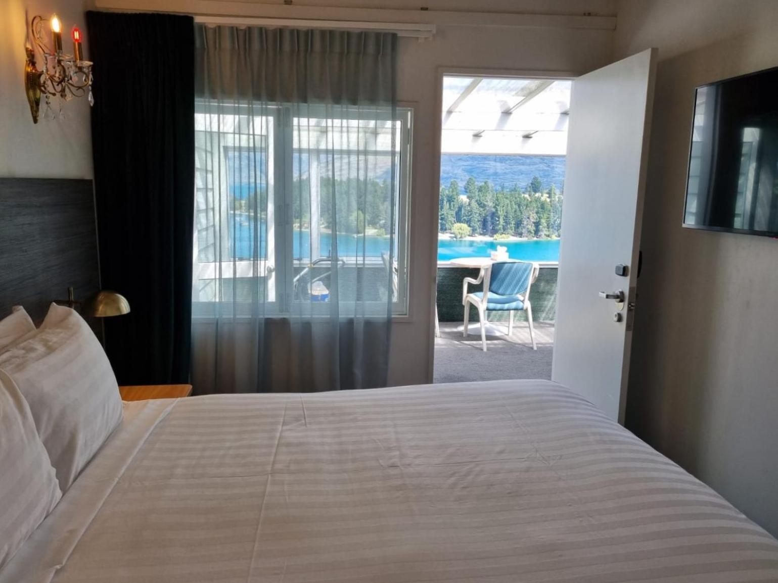 Homestay Lakeview Colonial House *