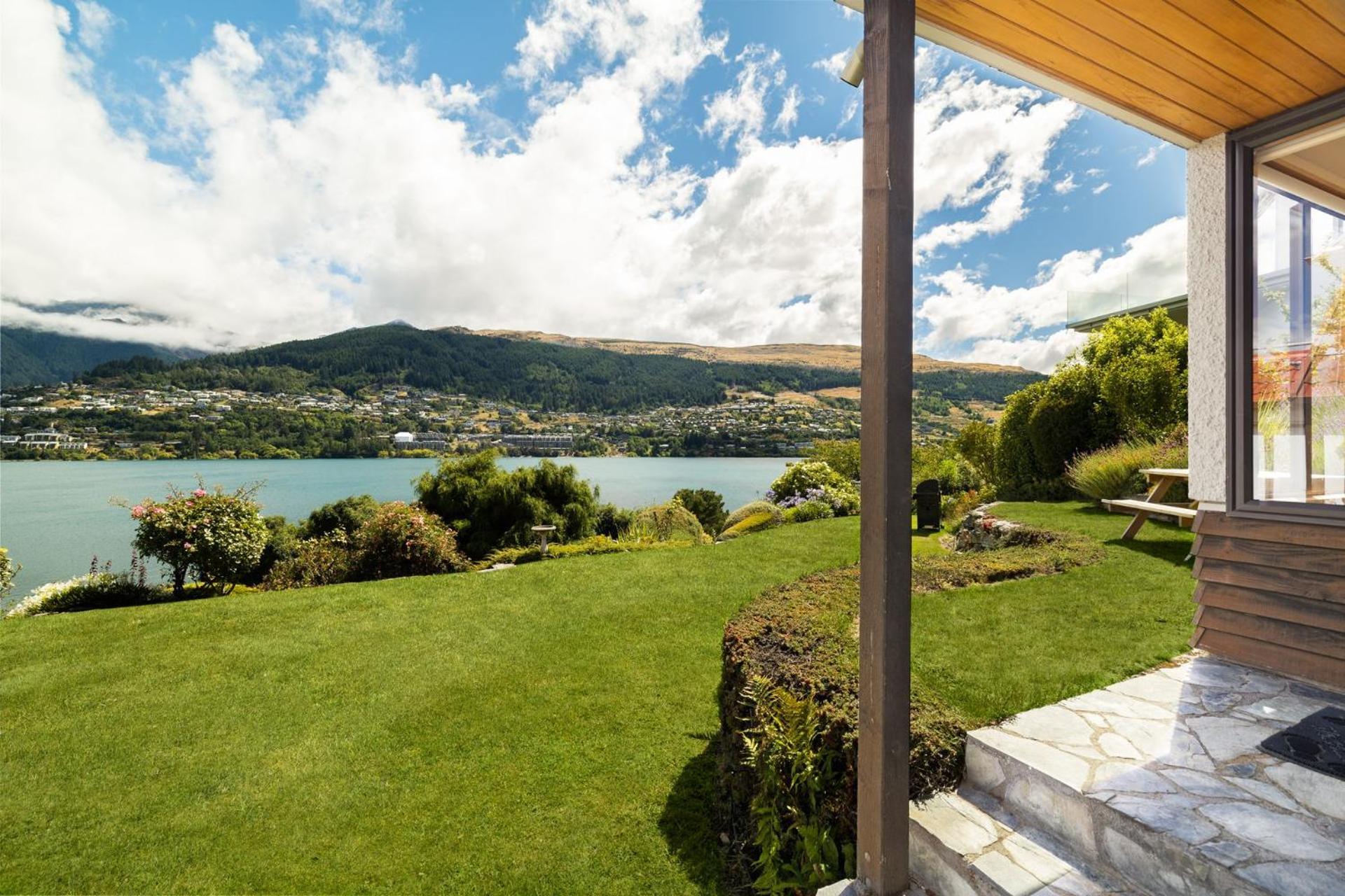 Lakefront Holiday home