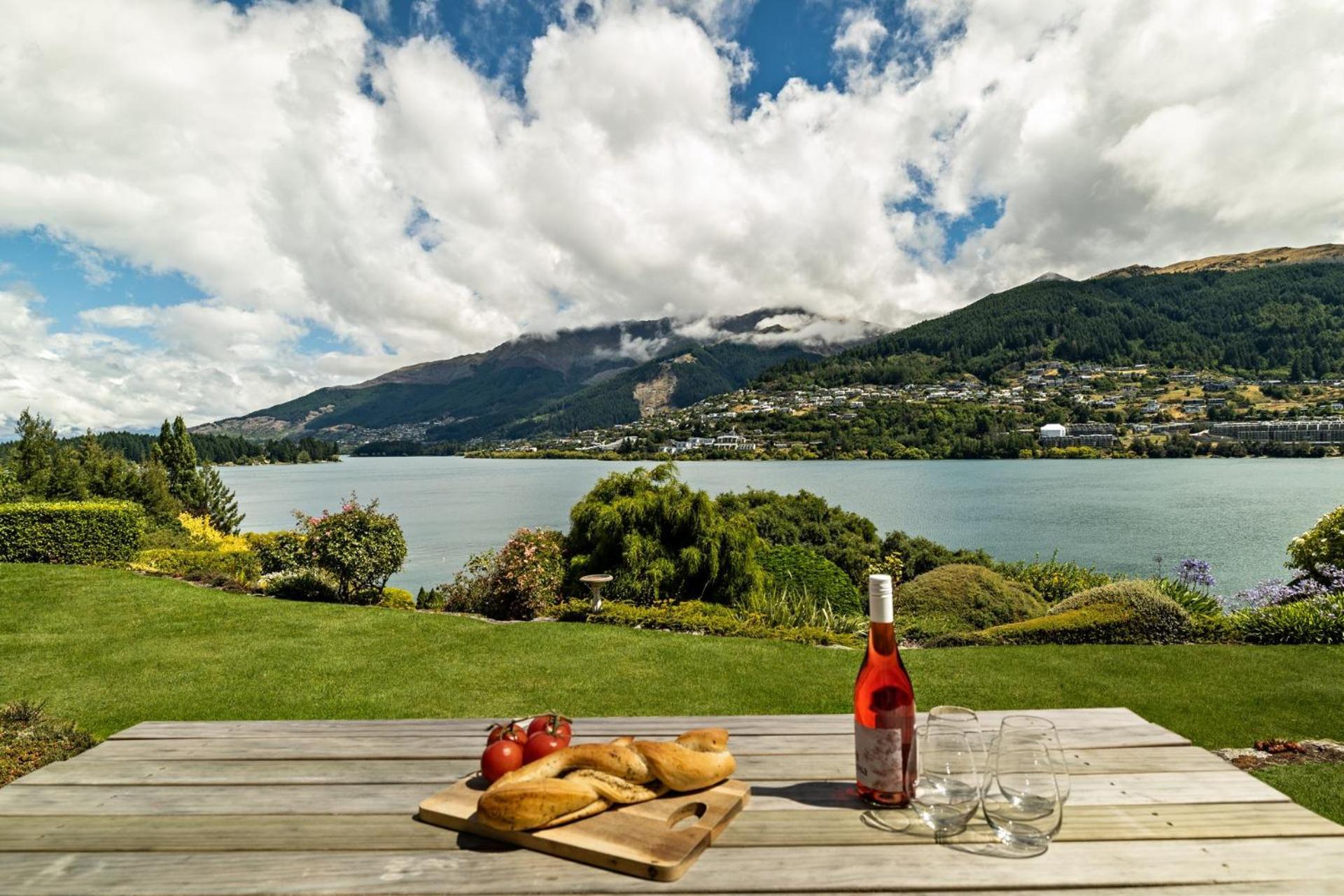 Lakefront Holiday home *