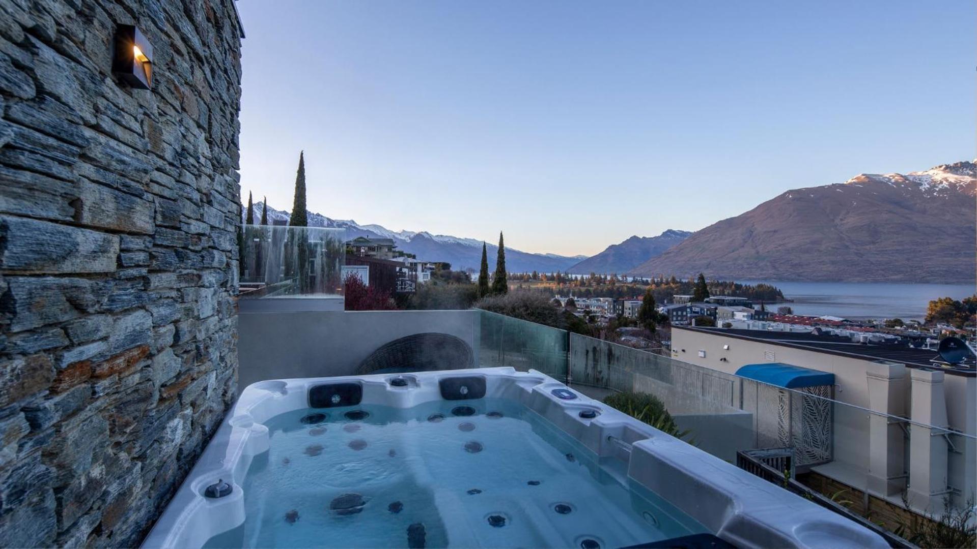 Antrim- Views- Gas Fire- Hot Tub *