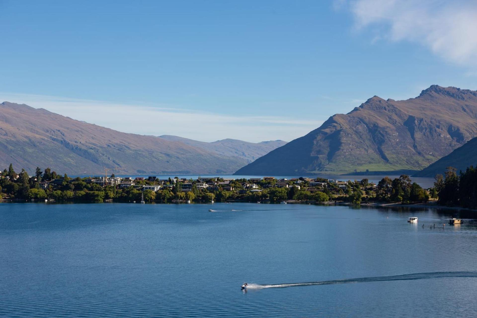 Villa Lakehouse 4- Free Parking- Walk To Town- Air Con