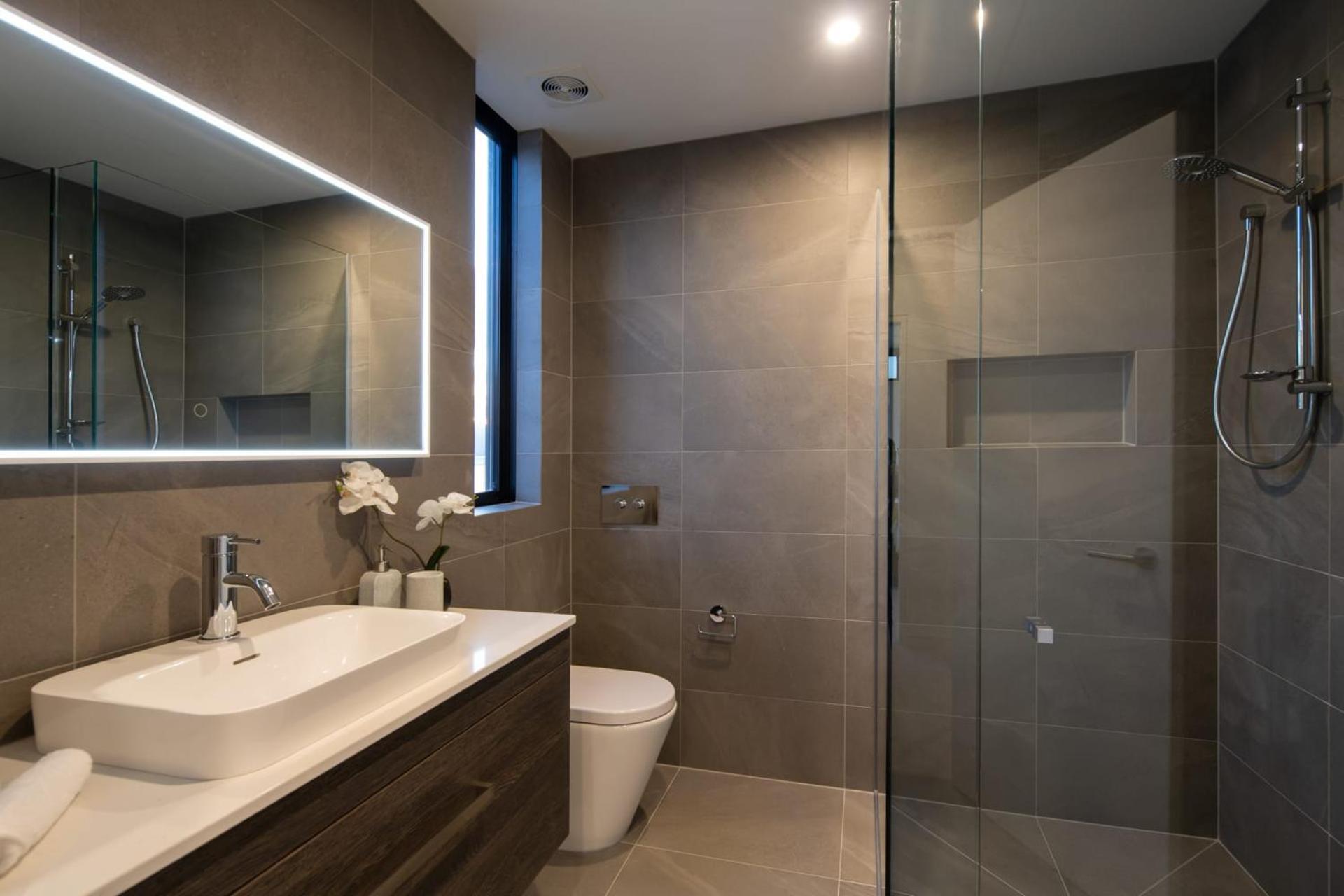 Lakehouse 4- Free Parking- Walk To Town- Air Con Villa