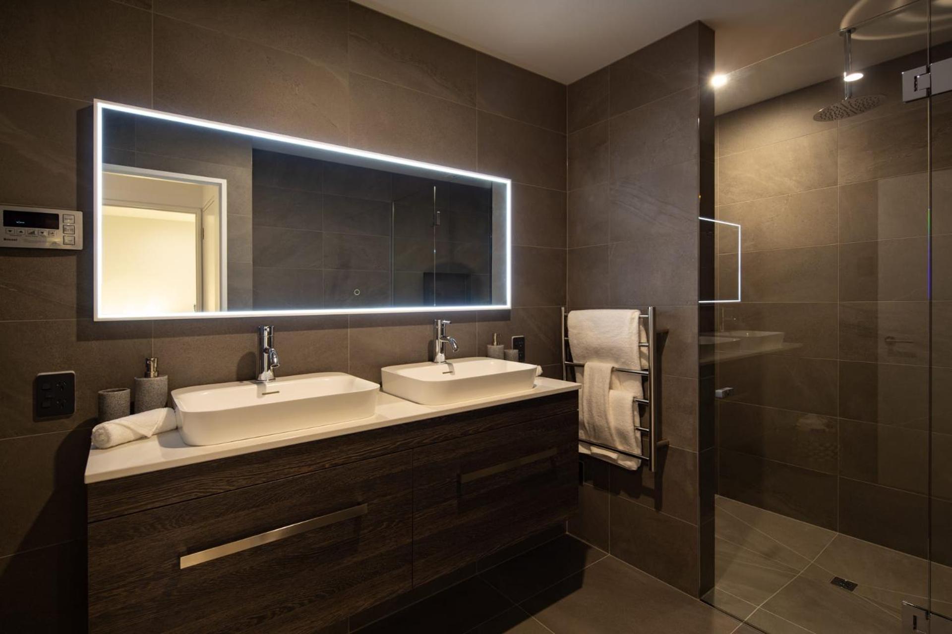 Lakehouse 4- Free Parking- Walk To Town- Air Con Villa *