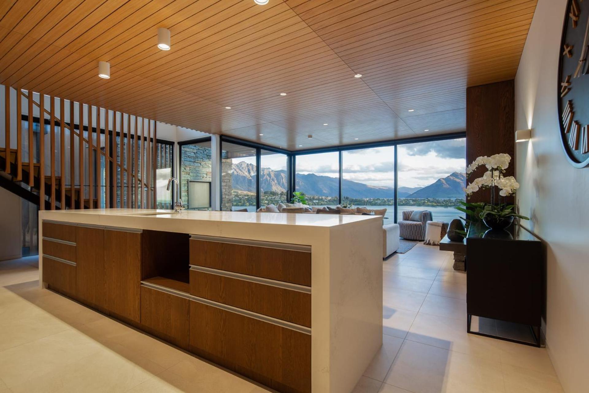Lakehouse 4- Free Parking- Walk To Town- Air Con Villa