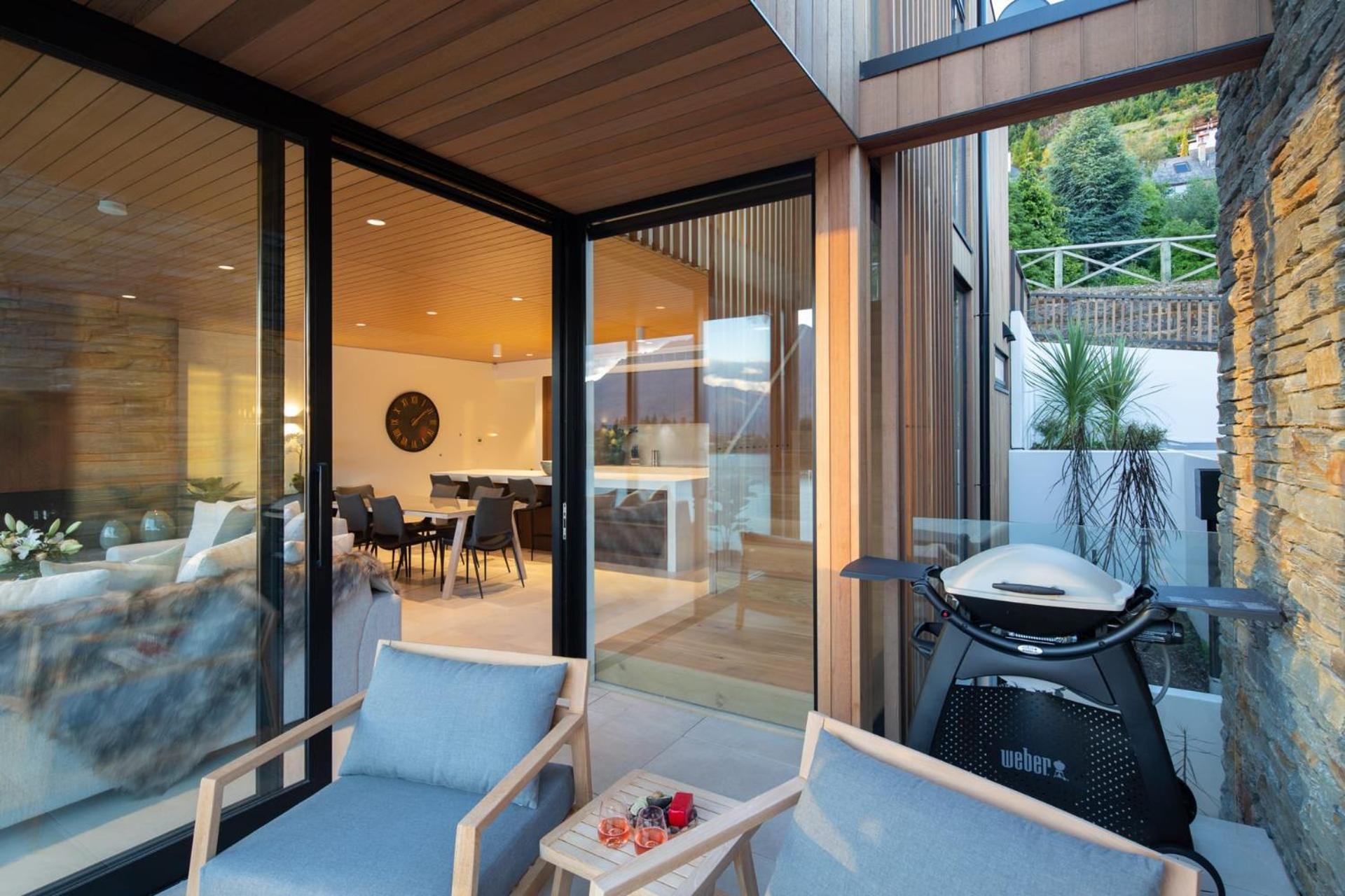 Lakehouse 4- Free Parking- Walk To Town- Air Con Villa