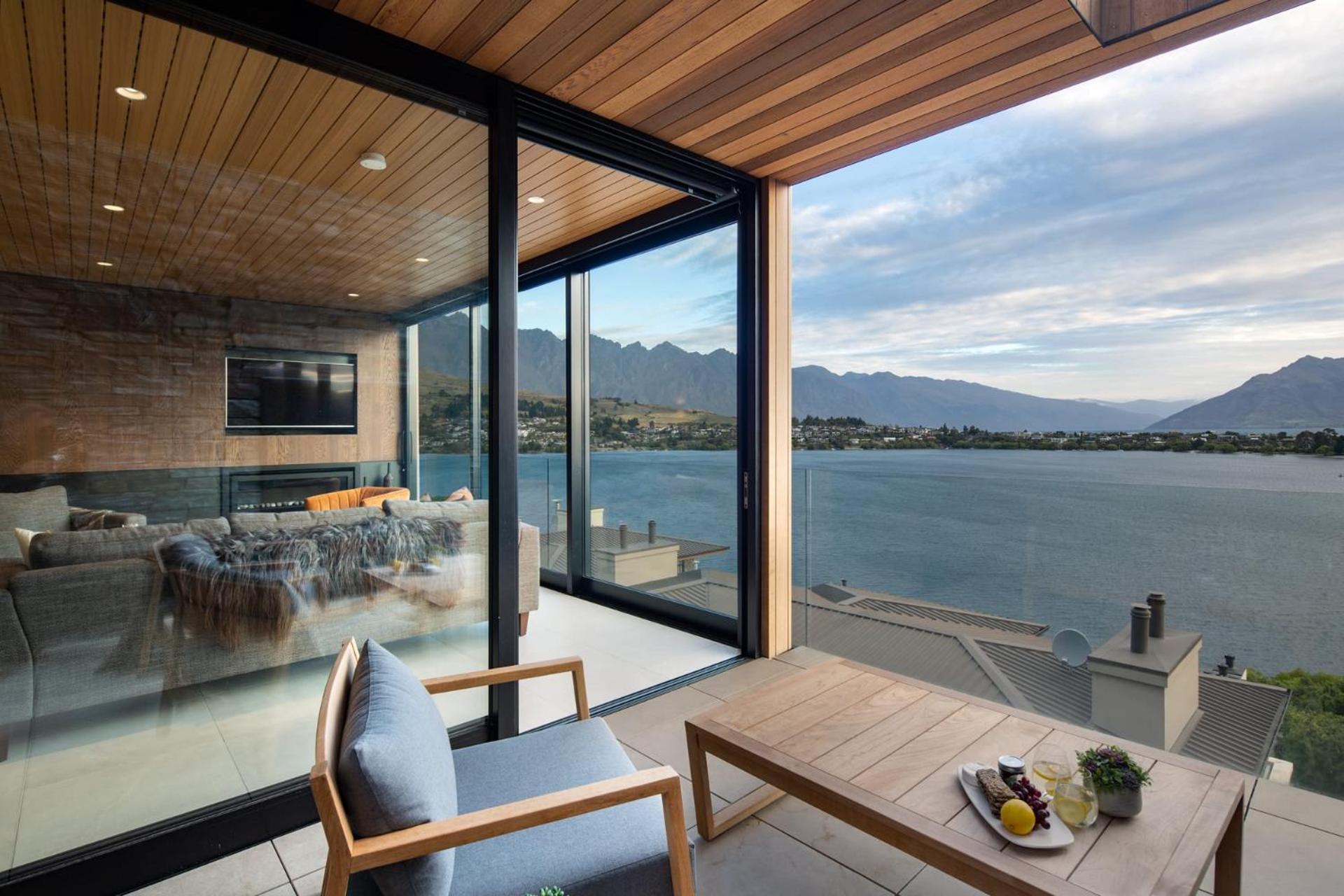 Villa Lakehouse 3- Free Parking- Walk To Town- Air Con