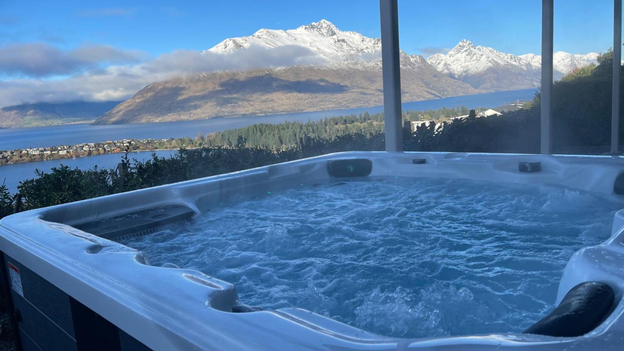 Unbeatable Panoramic & Mountain & Garden Views Holiday home Queenstown