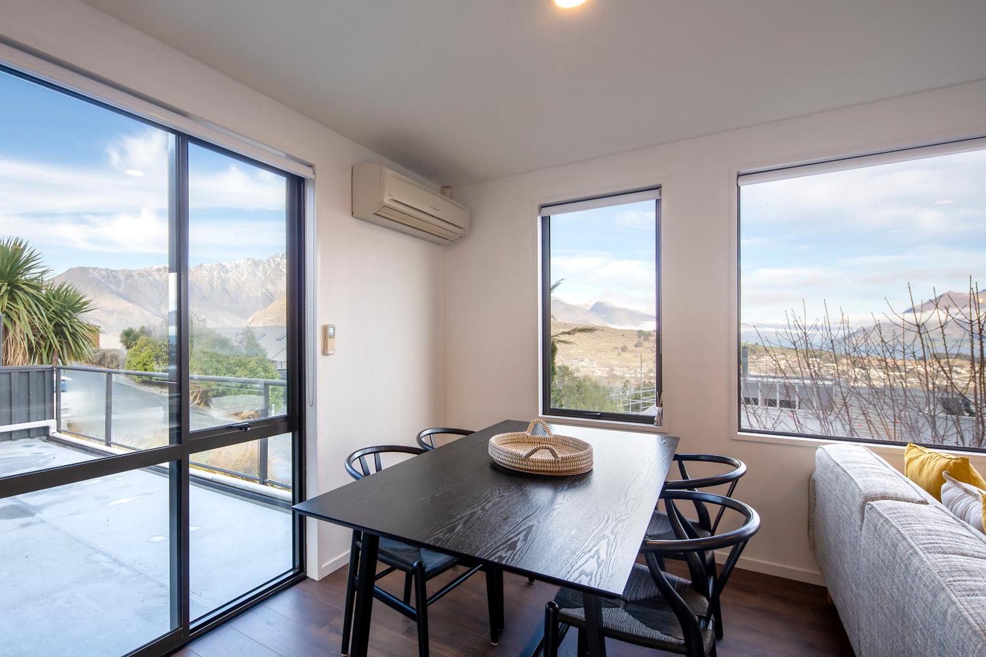 Stoneridge Place, Spacious 3 Bdr Home, Scenic Views *