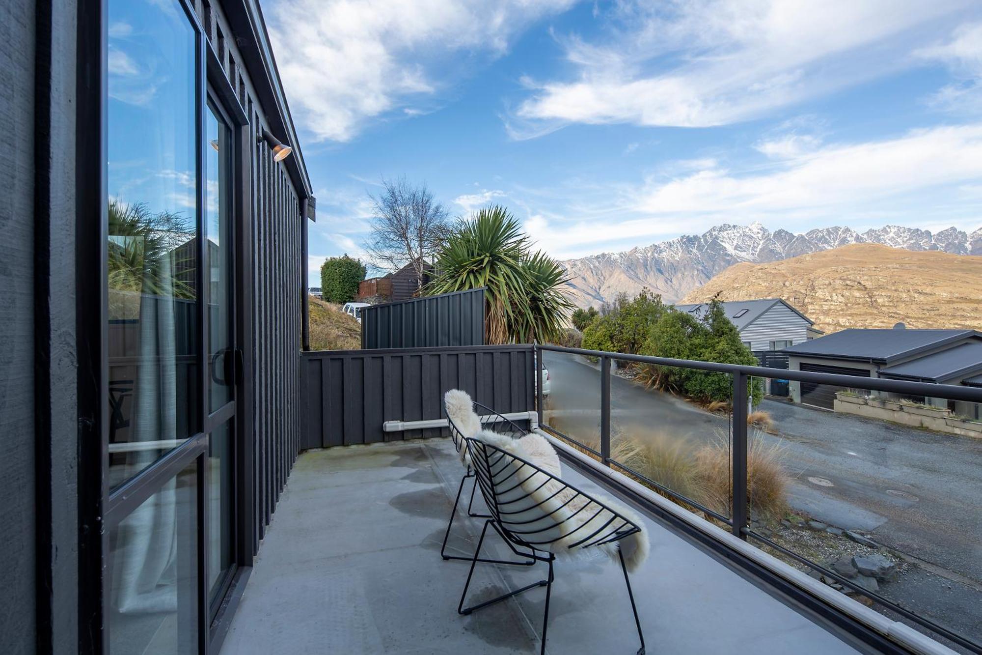 Stoneridge Place, Spacious 3 Bdr Home, Scenic Views *