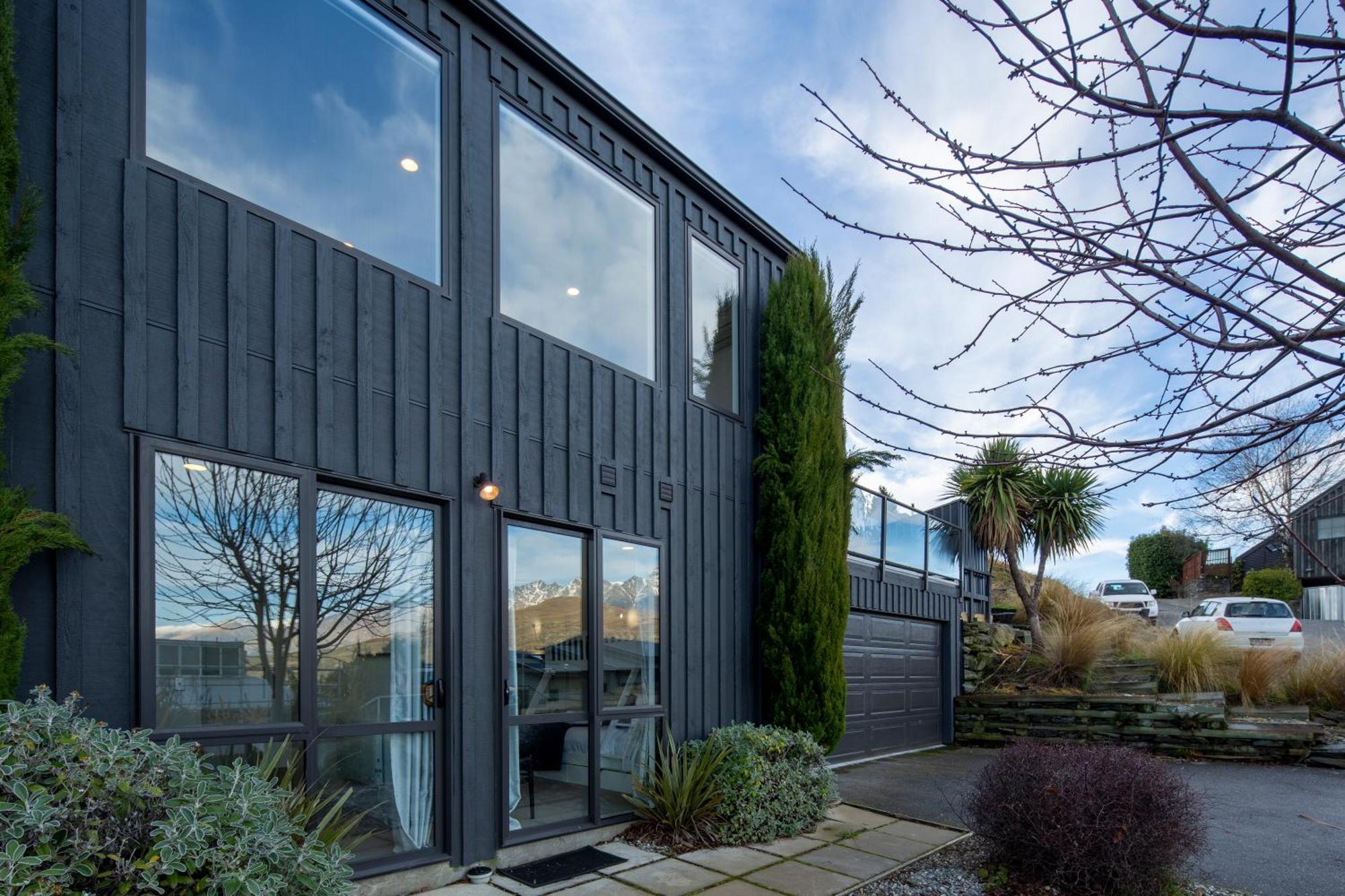Stoneridge Place, Spacious 3 Bdr Home, Scenic Views Holiday home Queenstown