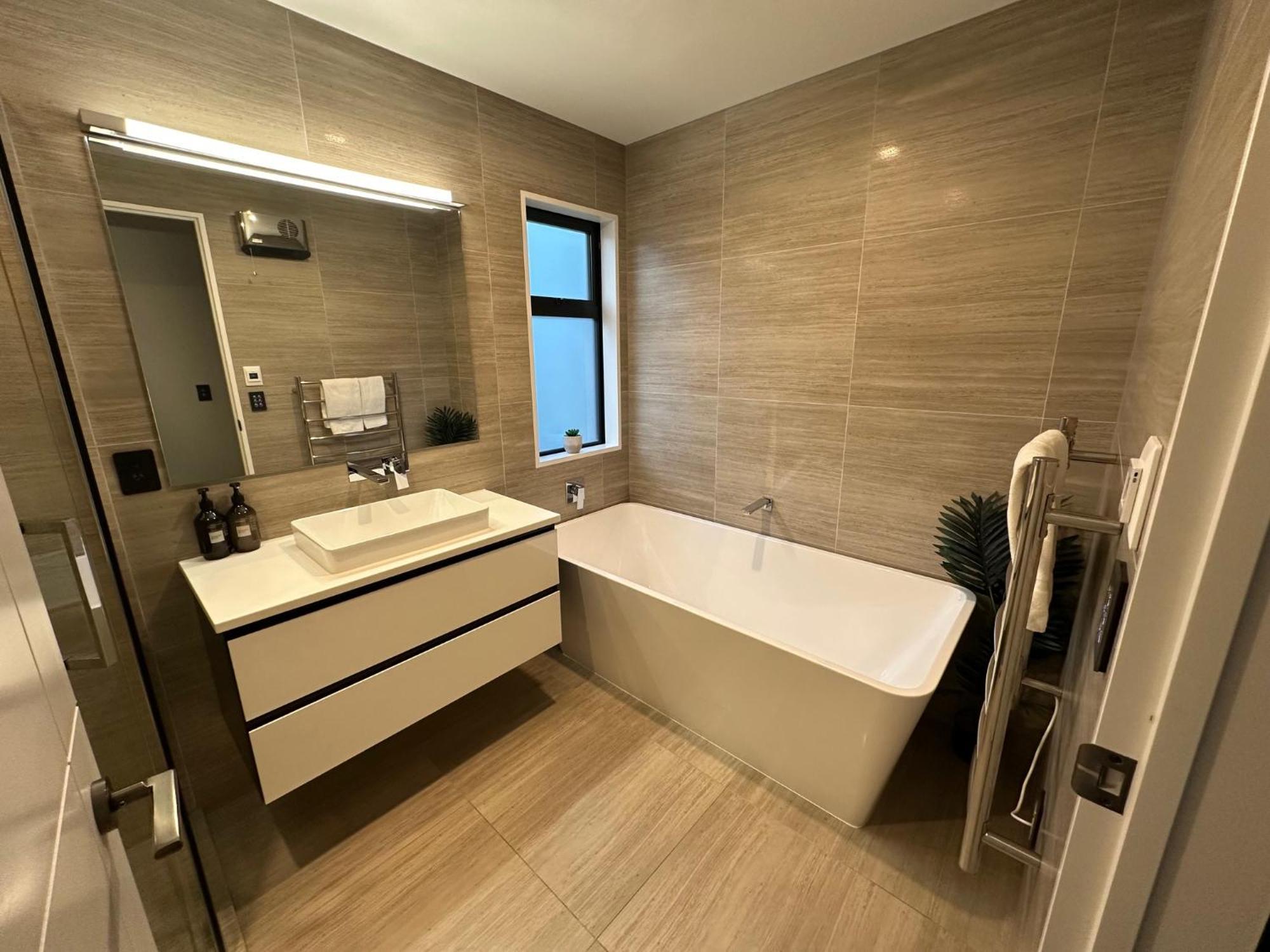 Lusso - Unwind In Luxury And Relax In The Hot Tub Queenstown