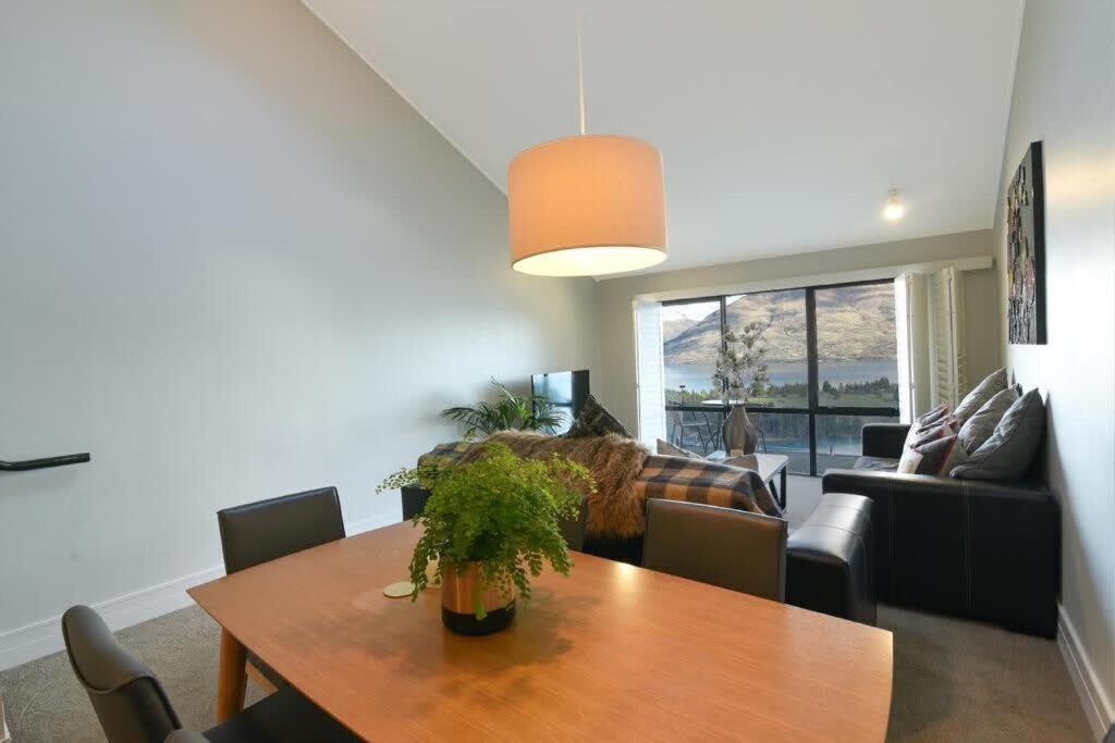Modern 3 Bedroom With Stunning Postcard Views! Apartment