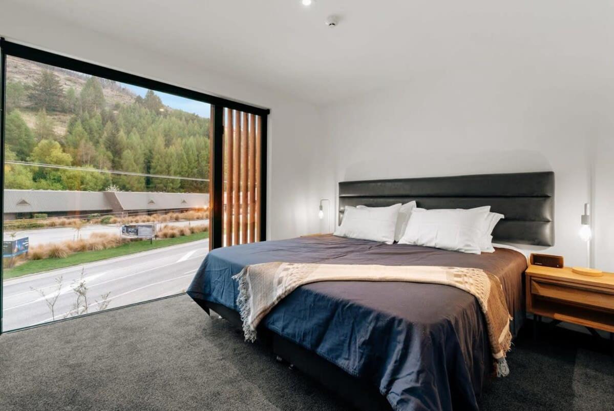 Coronet Base At La Du Parc Apartment