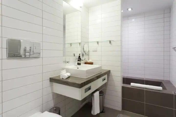Stunning Lakeview 1 Bedroom Apartment *