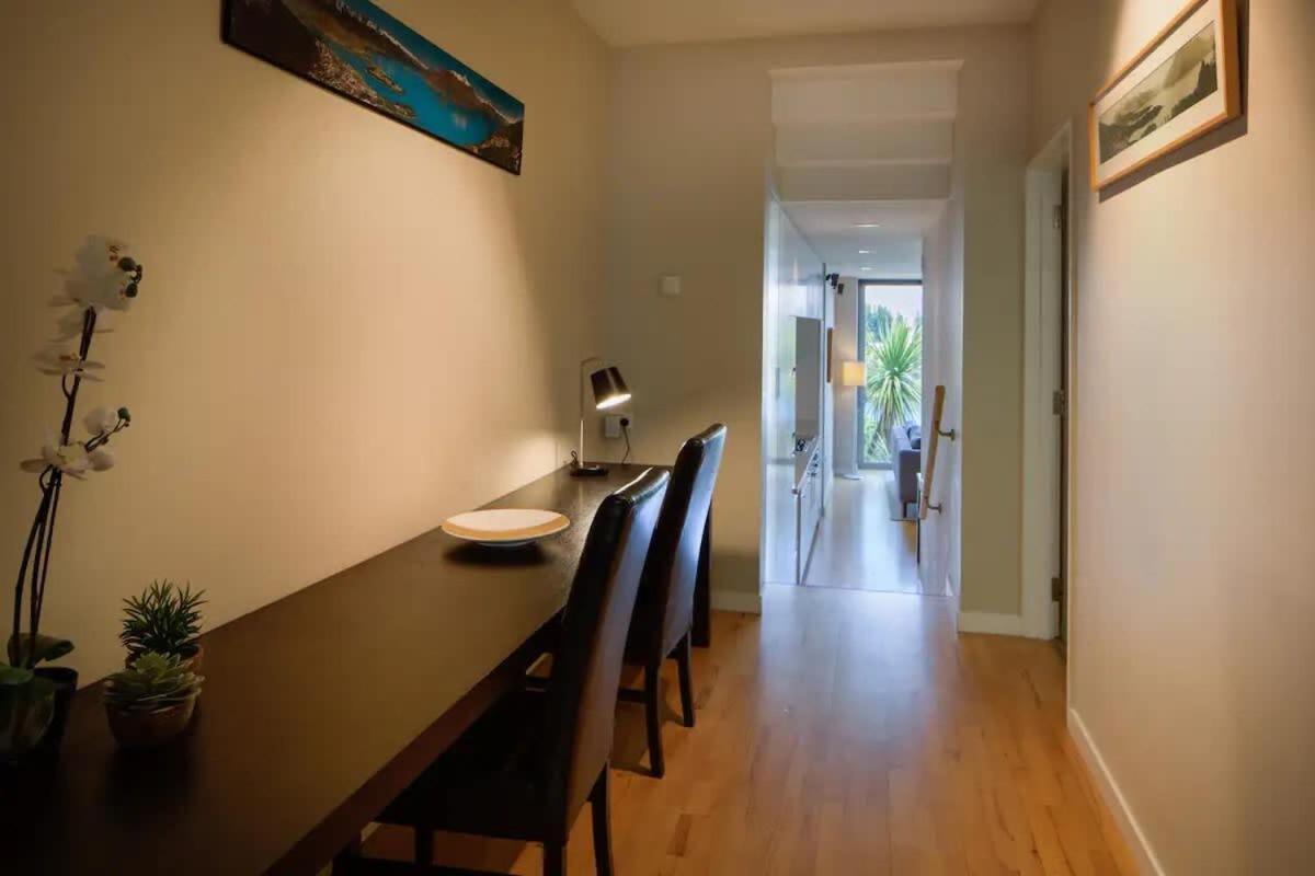 Stunning Lakeview 1 Bedroom Apartment *