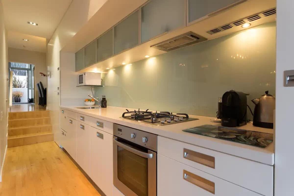 Stunning Lakeview 1 Bedroom *