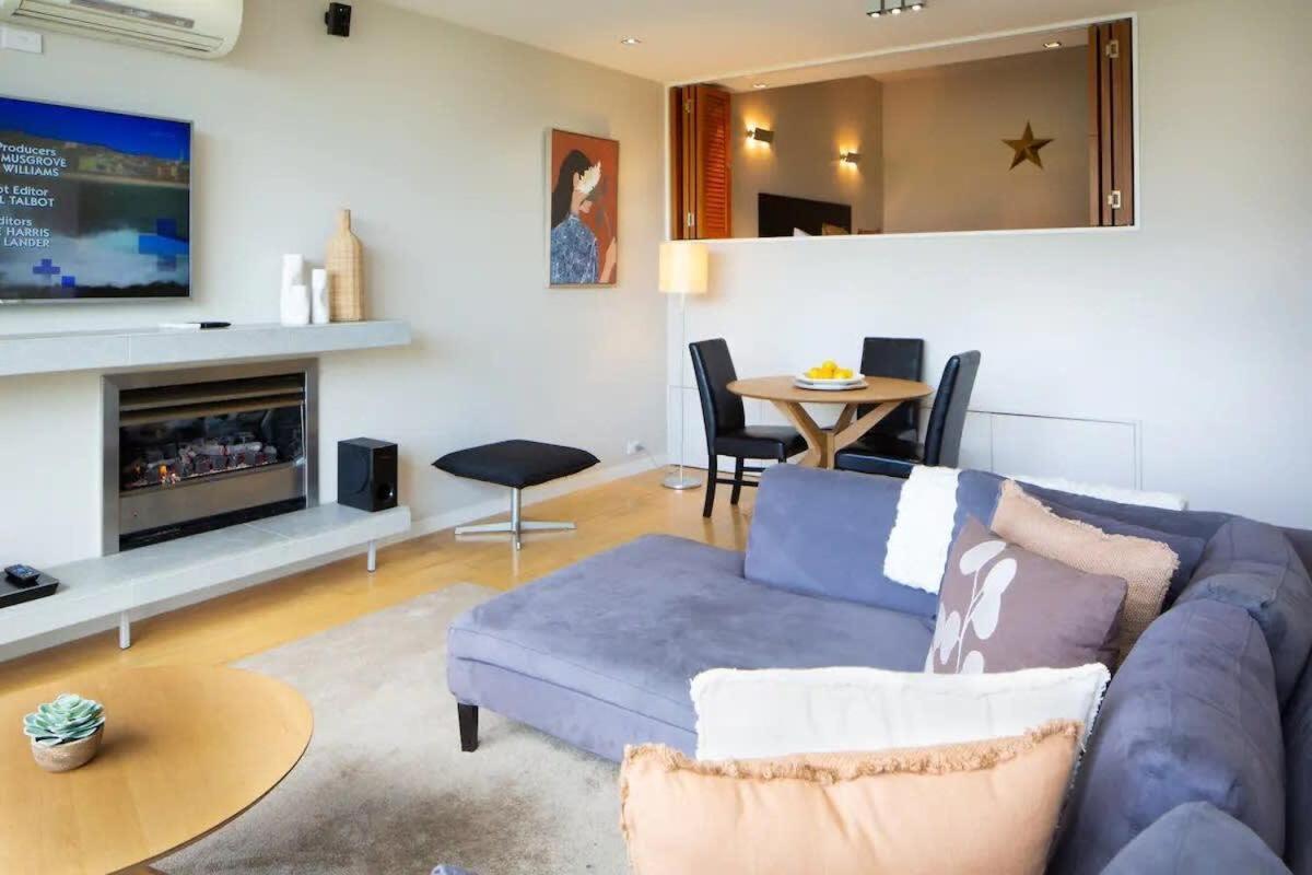 Stunning Lakeview 1 Bedroom *