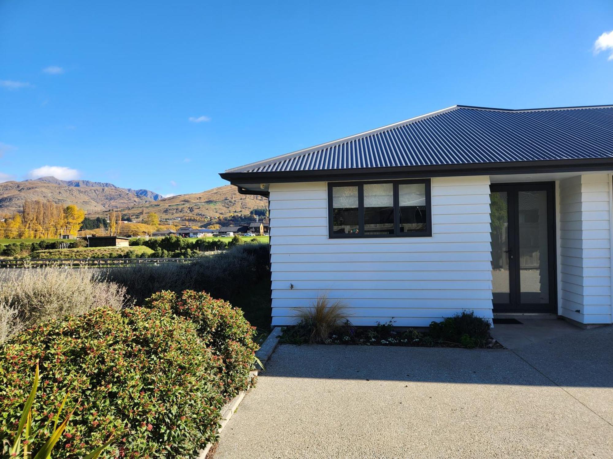 Equestrian View - Gorgeous Cozy Shotover Holiday home