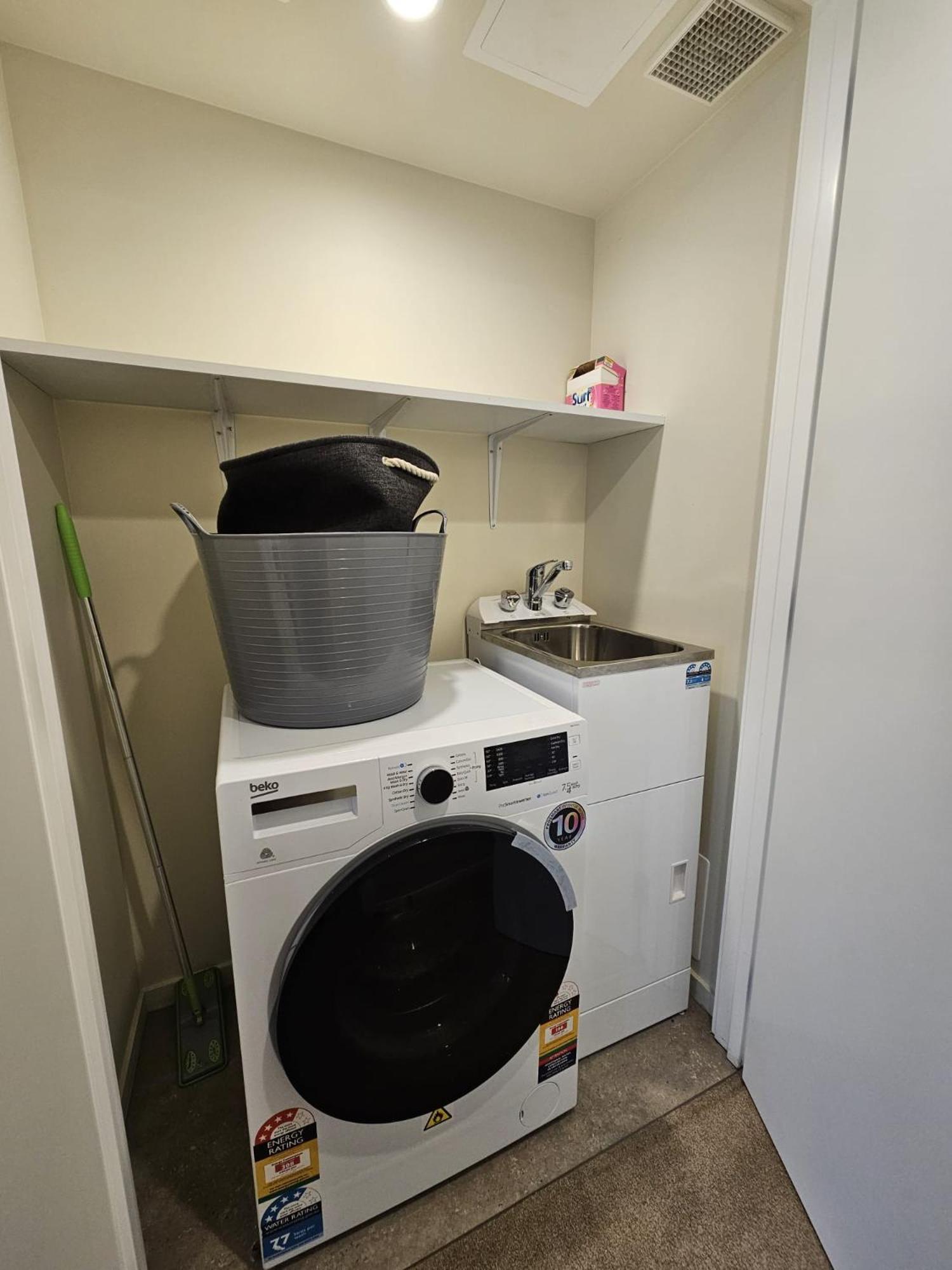 - 5mins To Airport - Aircond - Free Wifi - Walk To Centre Apartment *