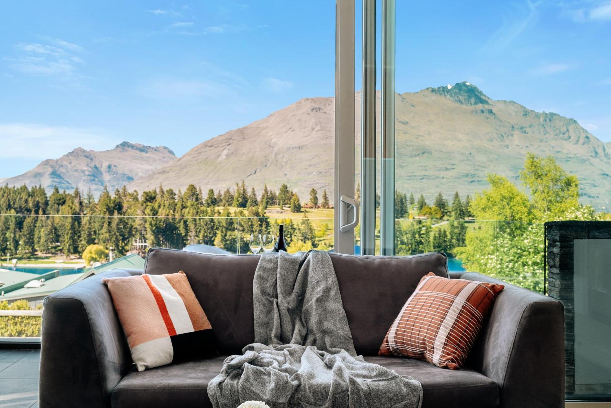 Modern Executive Living In Pounamu Apartment *