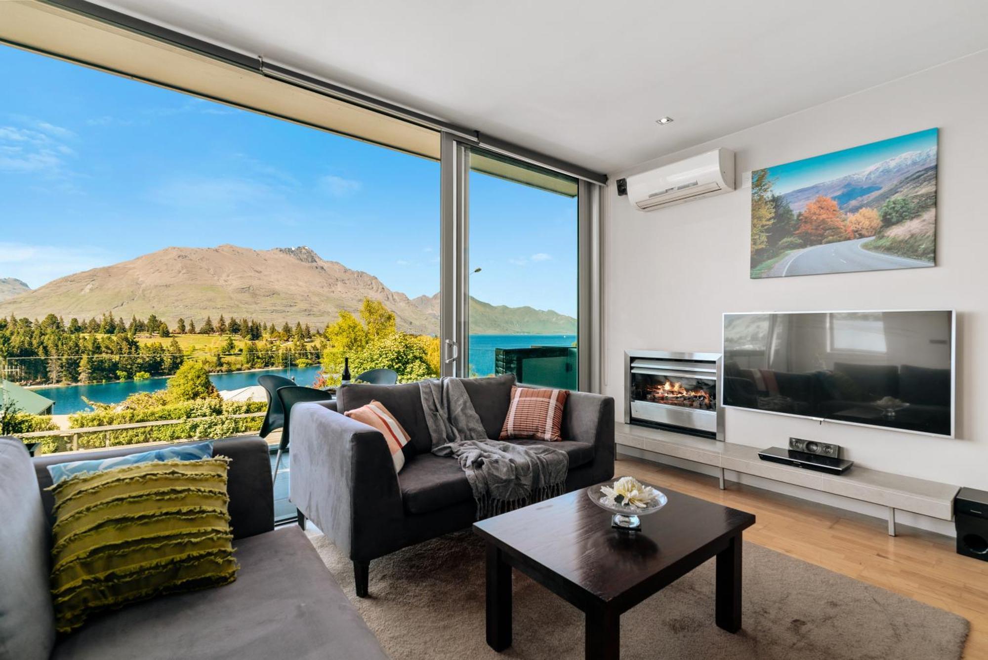 Modern Executive Living In Pounamu *