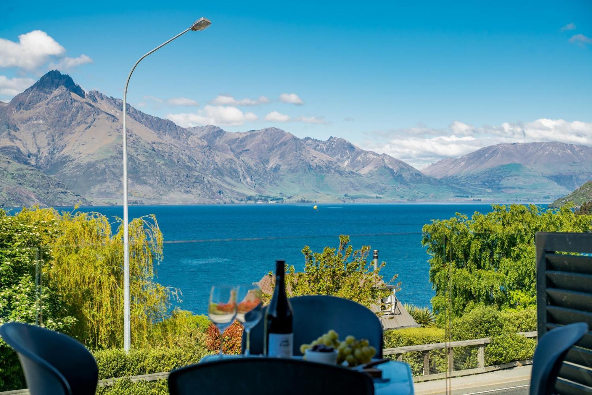 Modern Executive Living In Pounamu *