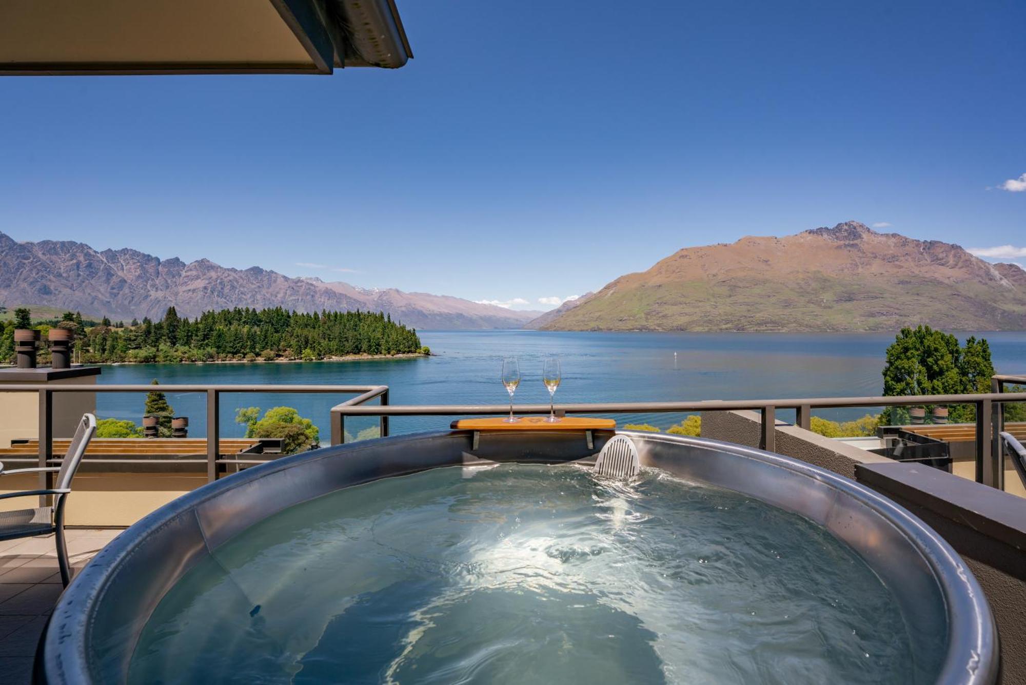 Luxury 6-bedroom Penthouse - The Beacon With 3 Spas Queenstown