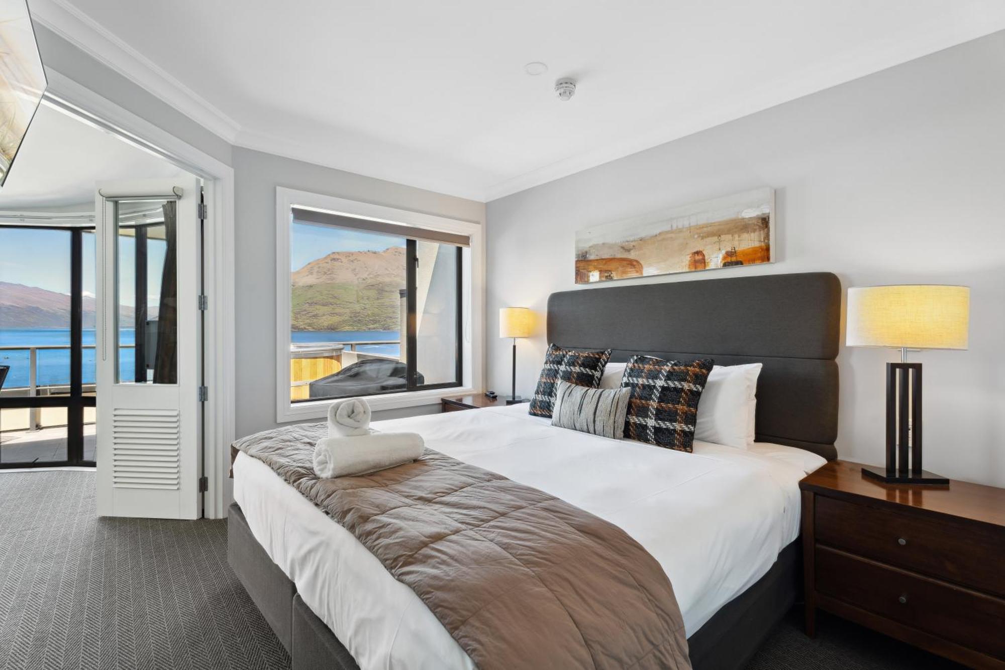 Luxury 6-bedroom Penthouse - The Beacon With 3 Spas Queenstown